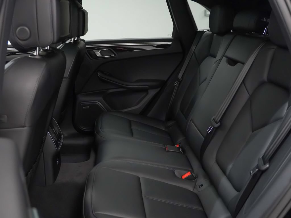 Certified 2026 Porsche Macan AWD/4WD image 18