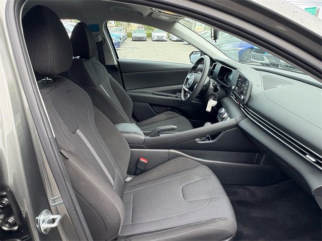 Used 2025 Hyundai Elantra SE image 13