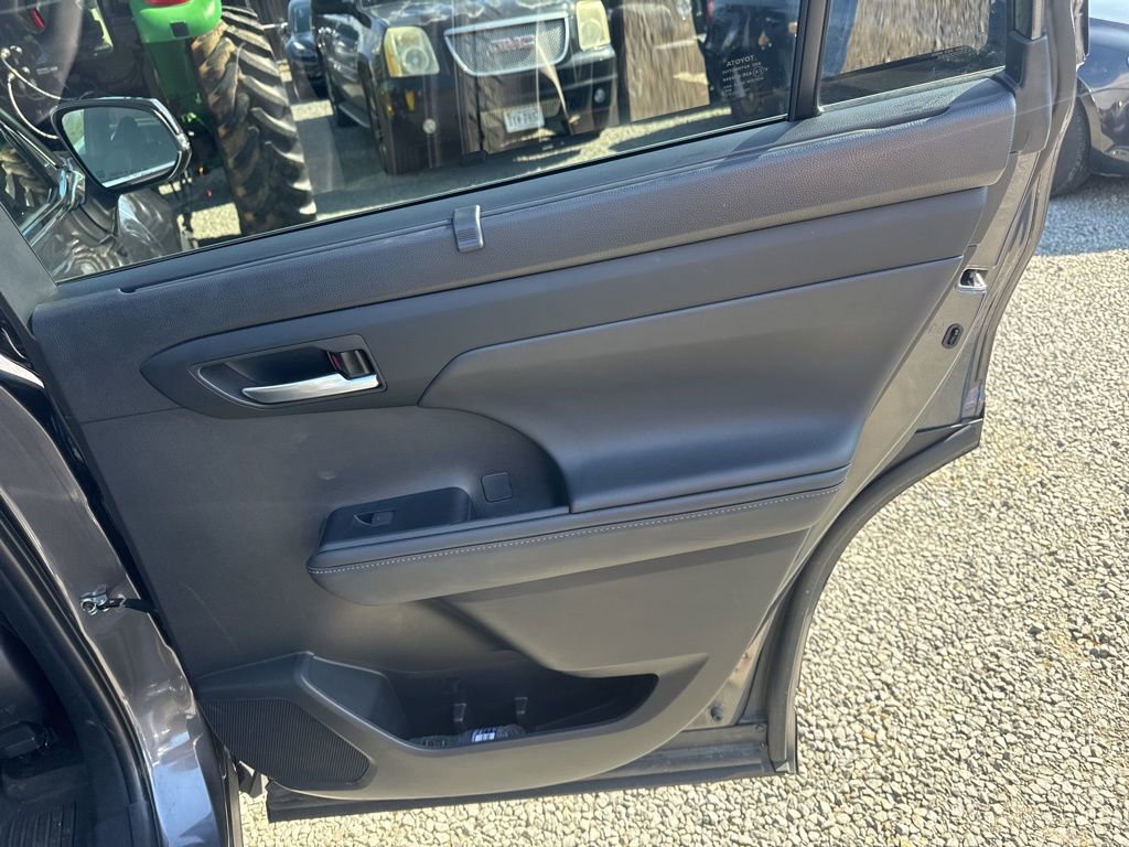 Used 2024 Toyota Highlander XLE image 8