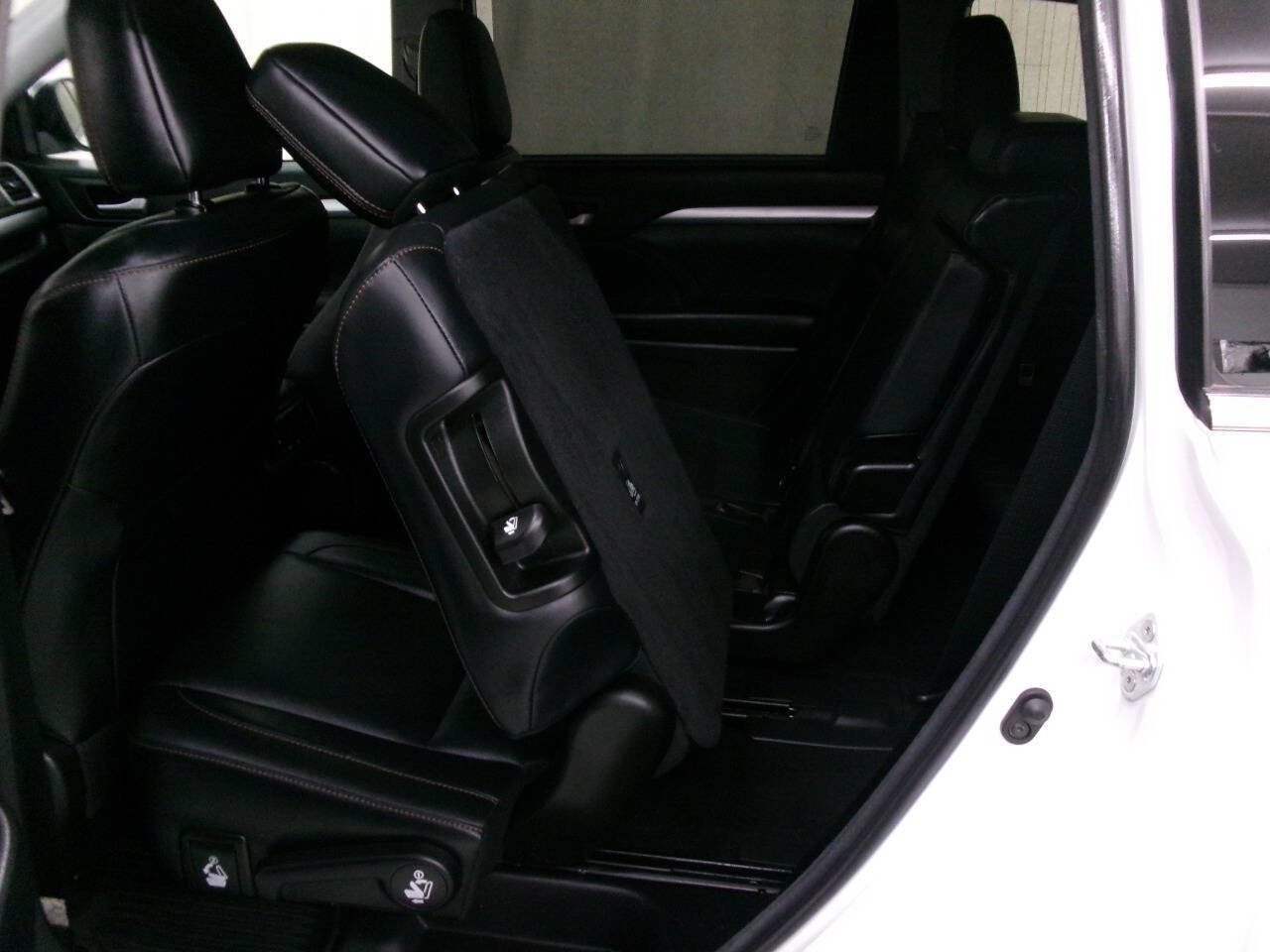 Used 2018 Toyota Highlander XLE image 26