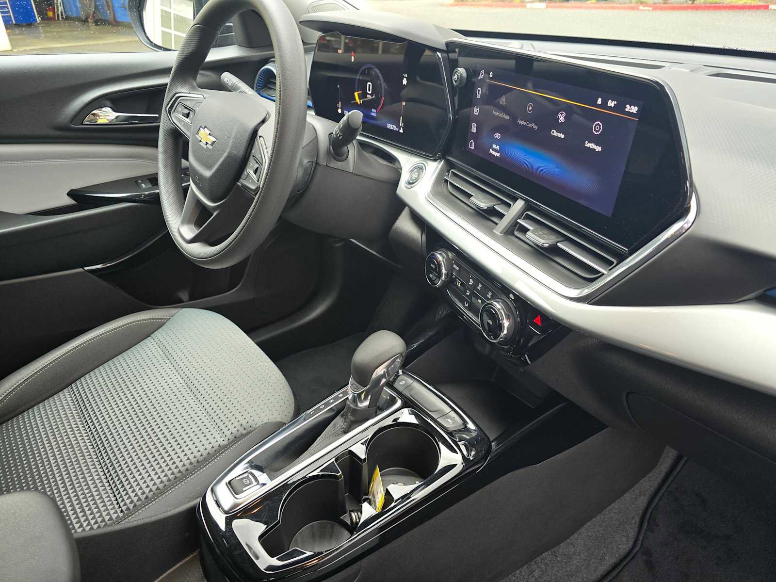 Used 2025 Chevrolet Trax LT image 11