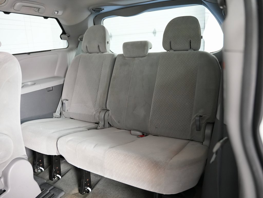 Used 2018 Toyota Sienna LE image 31
