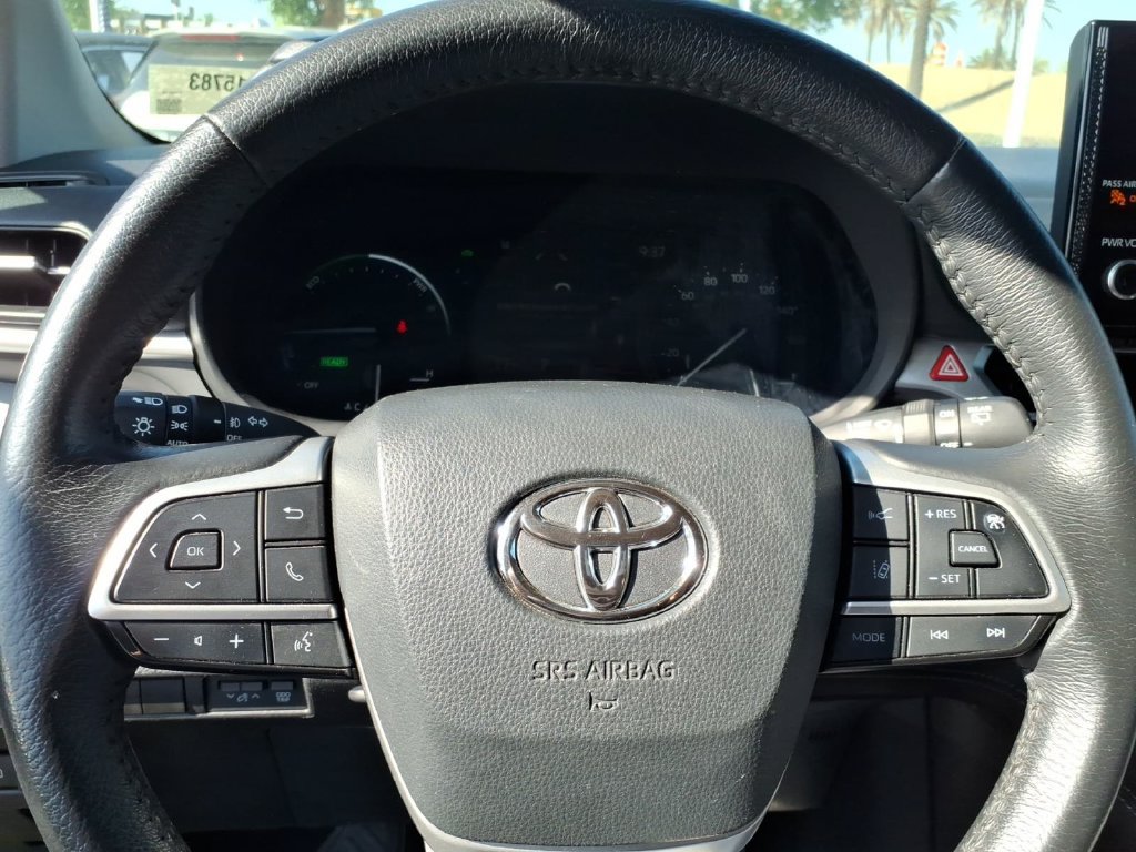 Used 2025 Toyota Sienna XLE FWD image 21