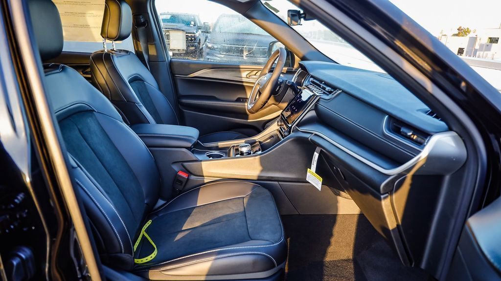 New 2025 Jeep Grand Cherokee Altitude image 45