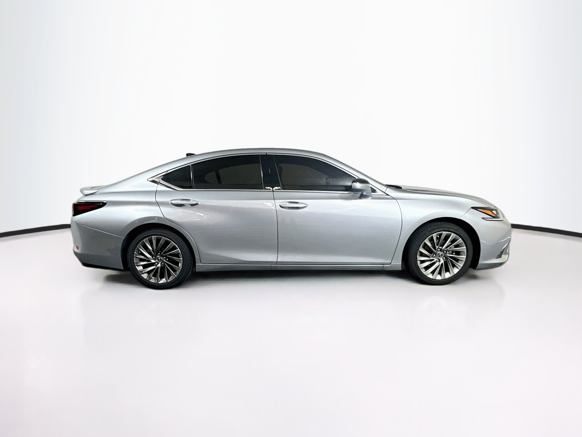 Used 2022 Lexus ES 350 Ultra Luxury w/ Accessory Package 2 FWD image 2