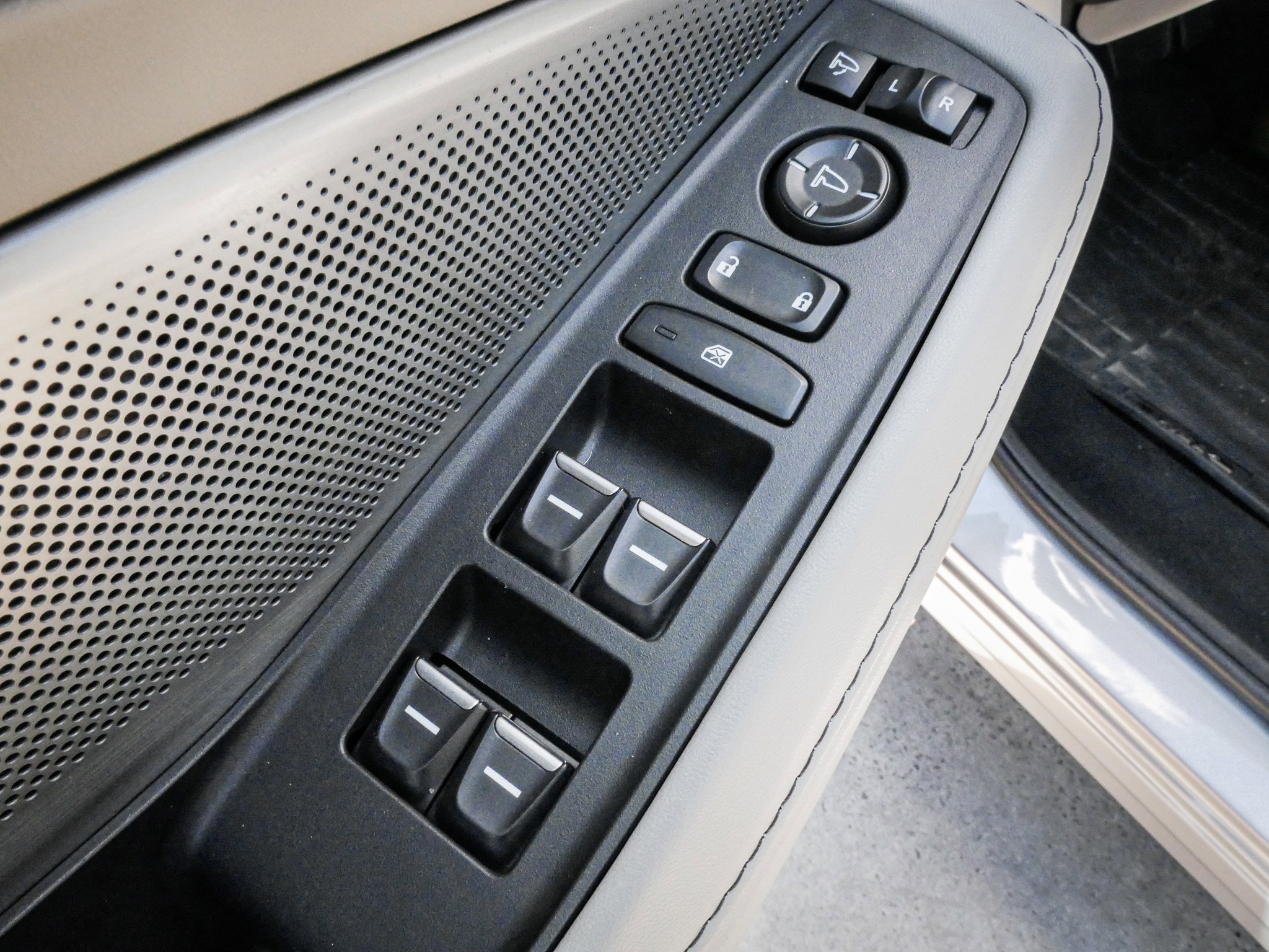 Used 2025 Acura MDX SH-AWD w/ Technology Package image 15