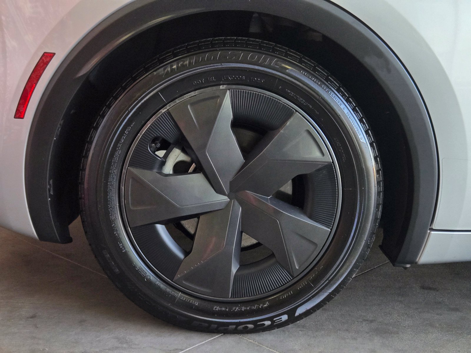 Certified 2025 Toyota Prius LE FWD image 7