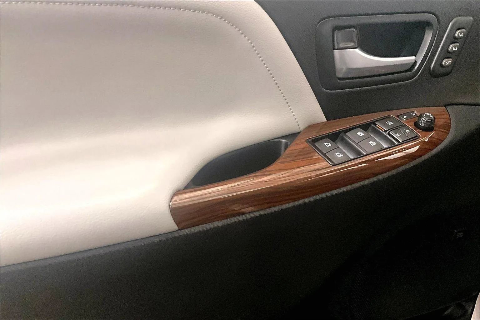 Used 2015 Toyota Sienna Limited Premium image 23