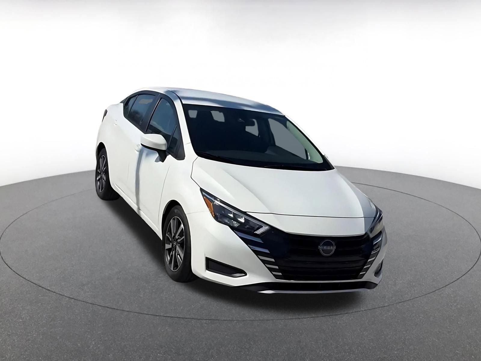 Used 2025 Nissan Versa SV image 3