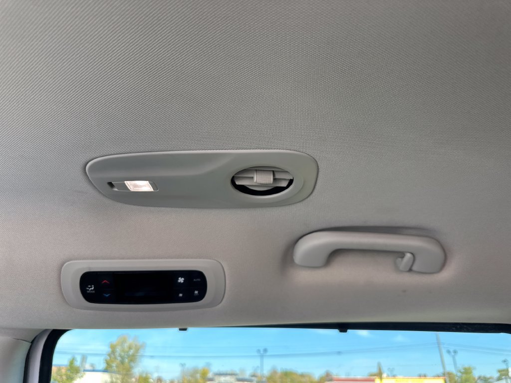 Used 2024 Chrysler Pacifica Touring-L FWD image 17