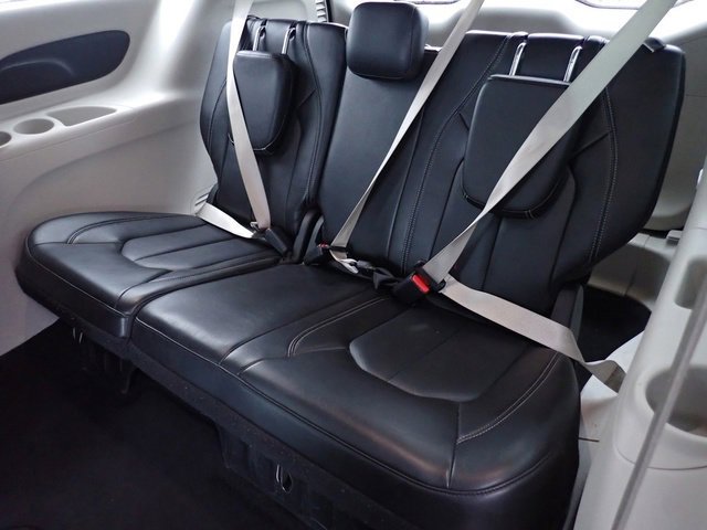 Used 2024 Chrysler Pacifica Touring-L image 18