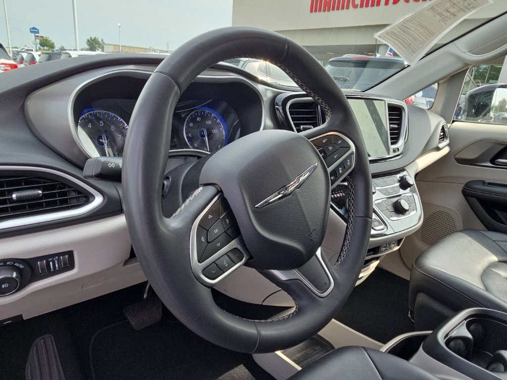 Used 2024 Chrysler Pacifica Touring-L FWD image 9