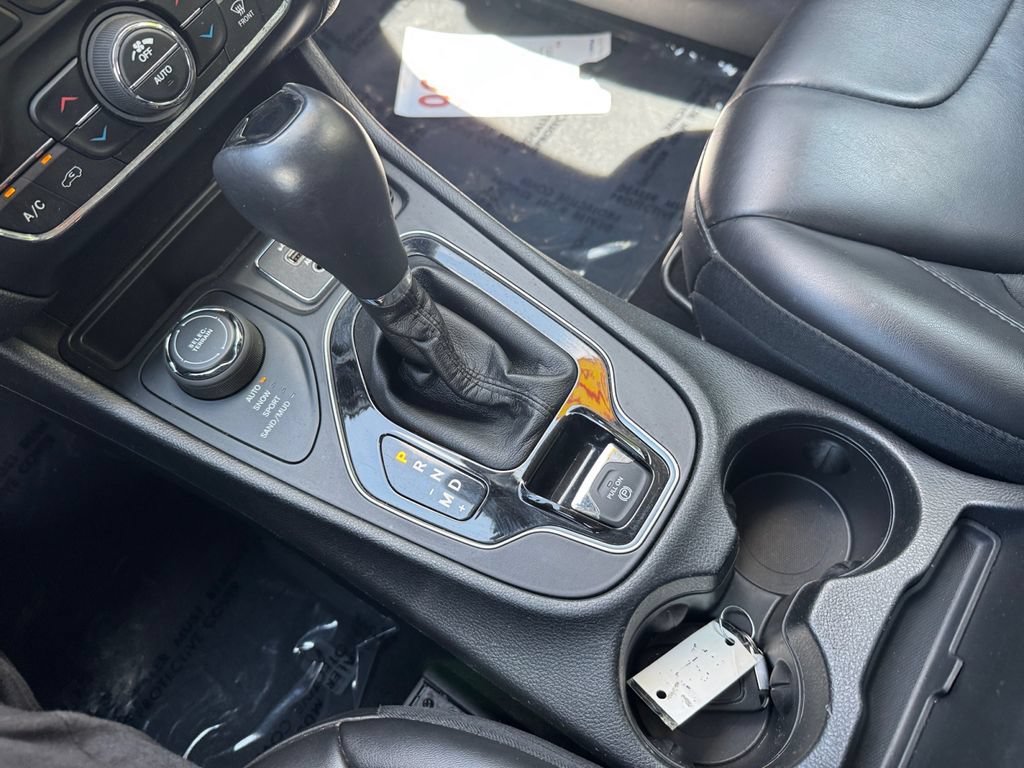 Used 2019 Jeep Cherokee Latitude Plus AWD/4WD image 23