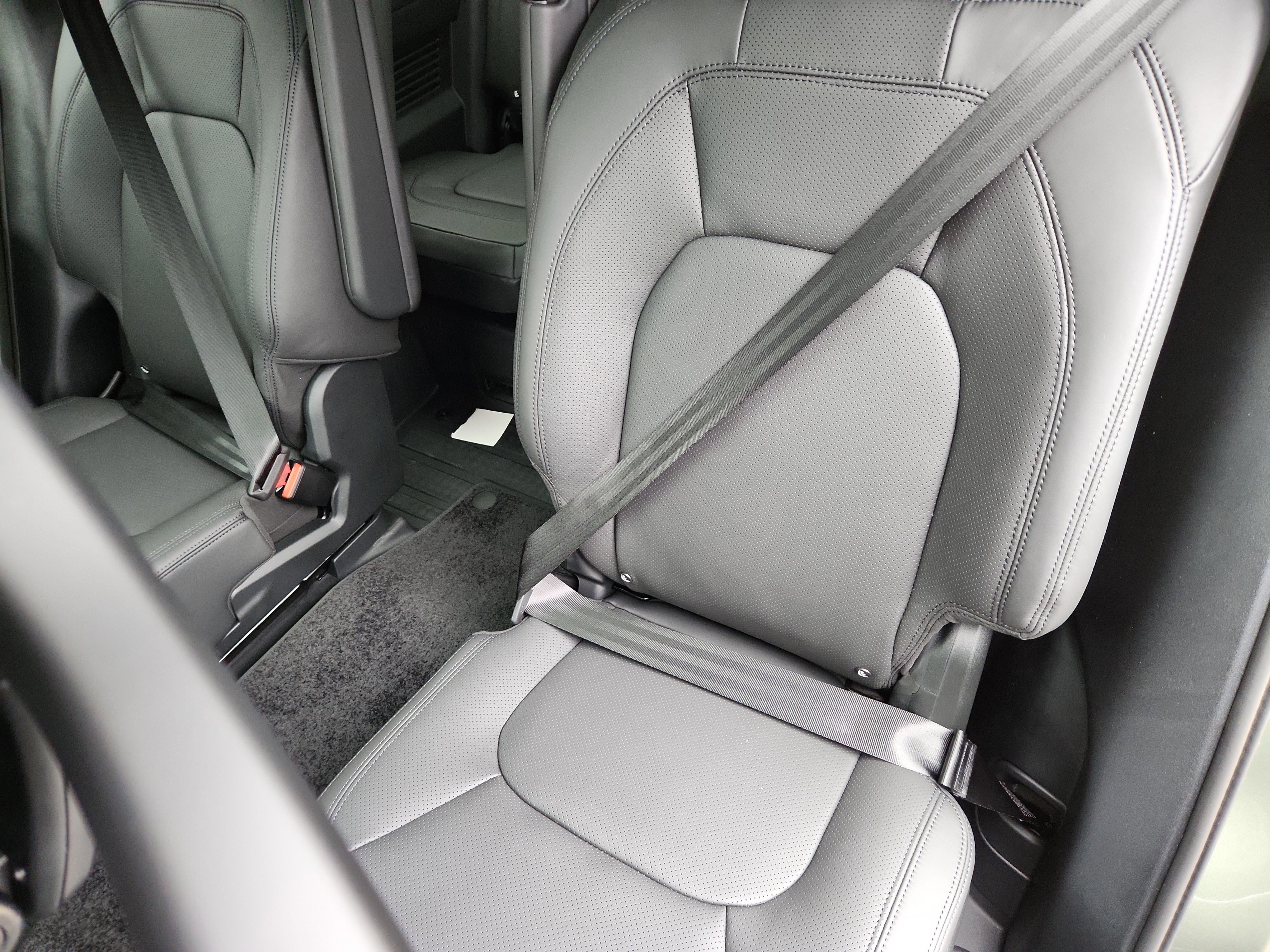 Used 2025 Land Rover Defender 130 S image 21