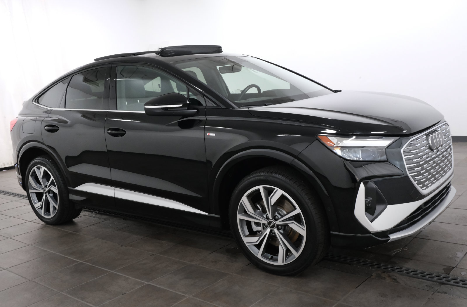 Used 2023 Audi Q4 e-tron Premium Plus w/ Premium Plus AWD/4WD image 8