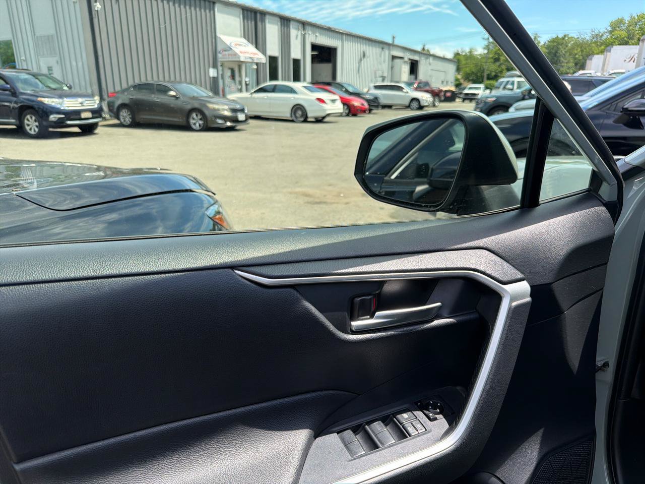 Used 2019 Toyota RAV4 XLE w/ Convenience Package AWD/4WD image 18