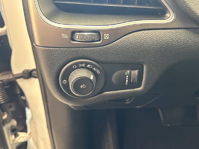 Used 2019 Jeep Cherokee Latitude w/ Popular Appearance Group AWD/4WD image 21
