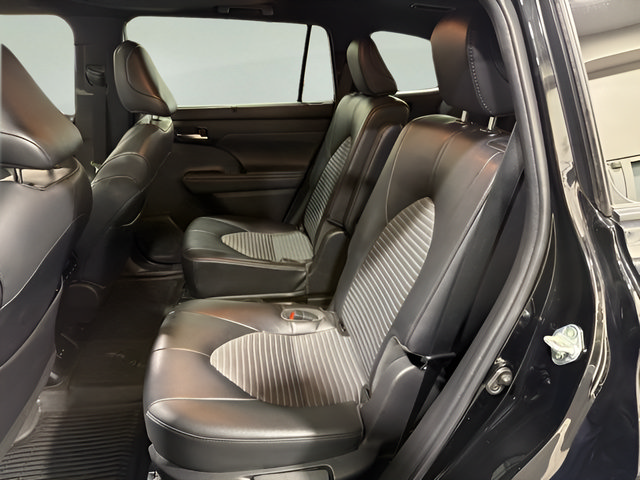 Used 2022 Toyota Highlander XSE FWD image 29