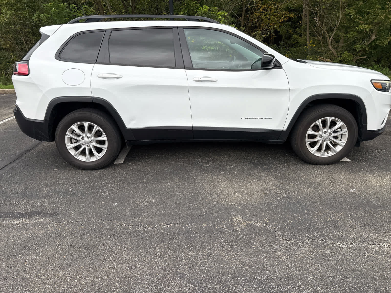Used 2022 Jeep Cherokee Latitude Lux w/ Sun & Sound Group AWD/4WD image 5