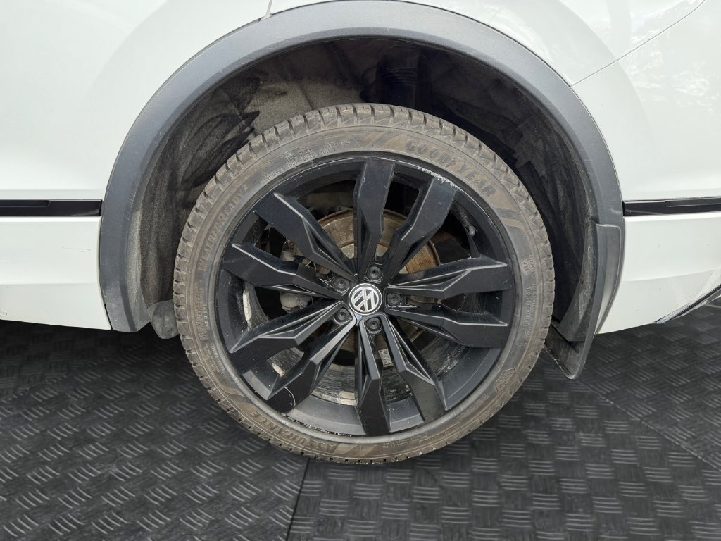 Used 2020 Volkswagen Tiguan SE R-Line AWD/4WD image 16