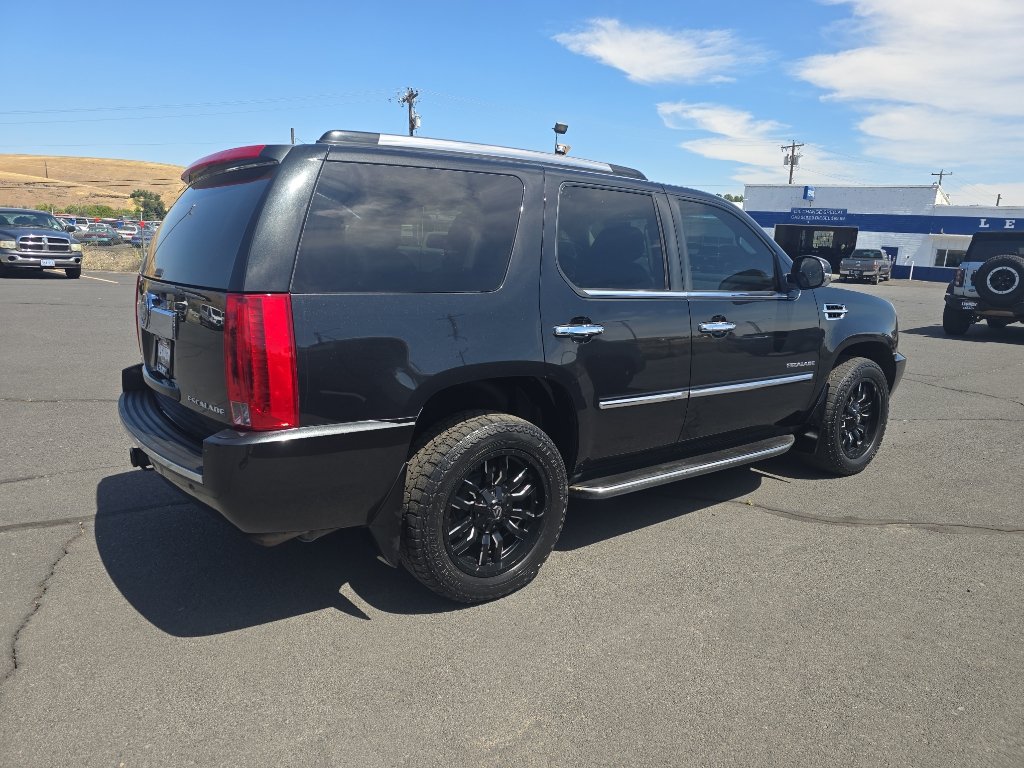 Used 2011 Cadillac Escalade Luxury AWD/4WD image 9