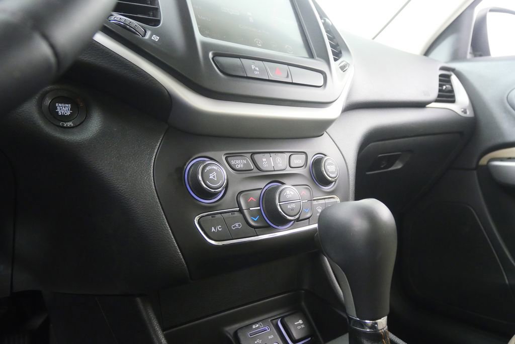 Used 2017 Jeep Cherokee Limited w/ Luxury Group image 24