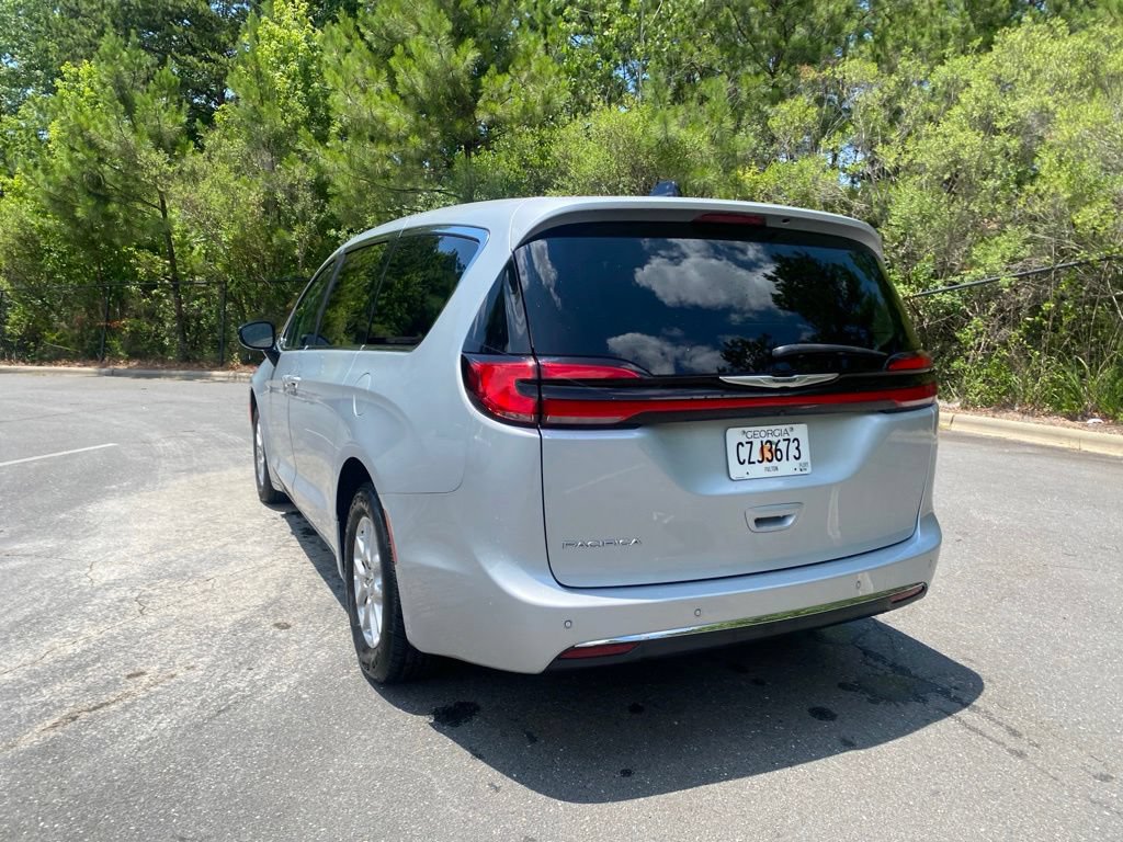 Used 2024 Chrysler Pacifica Touring-L FWD image 6