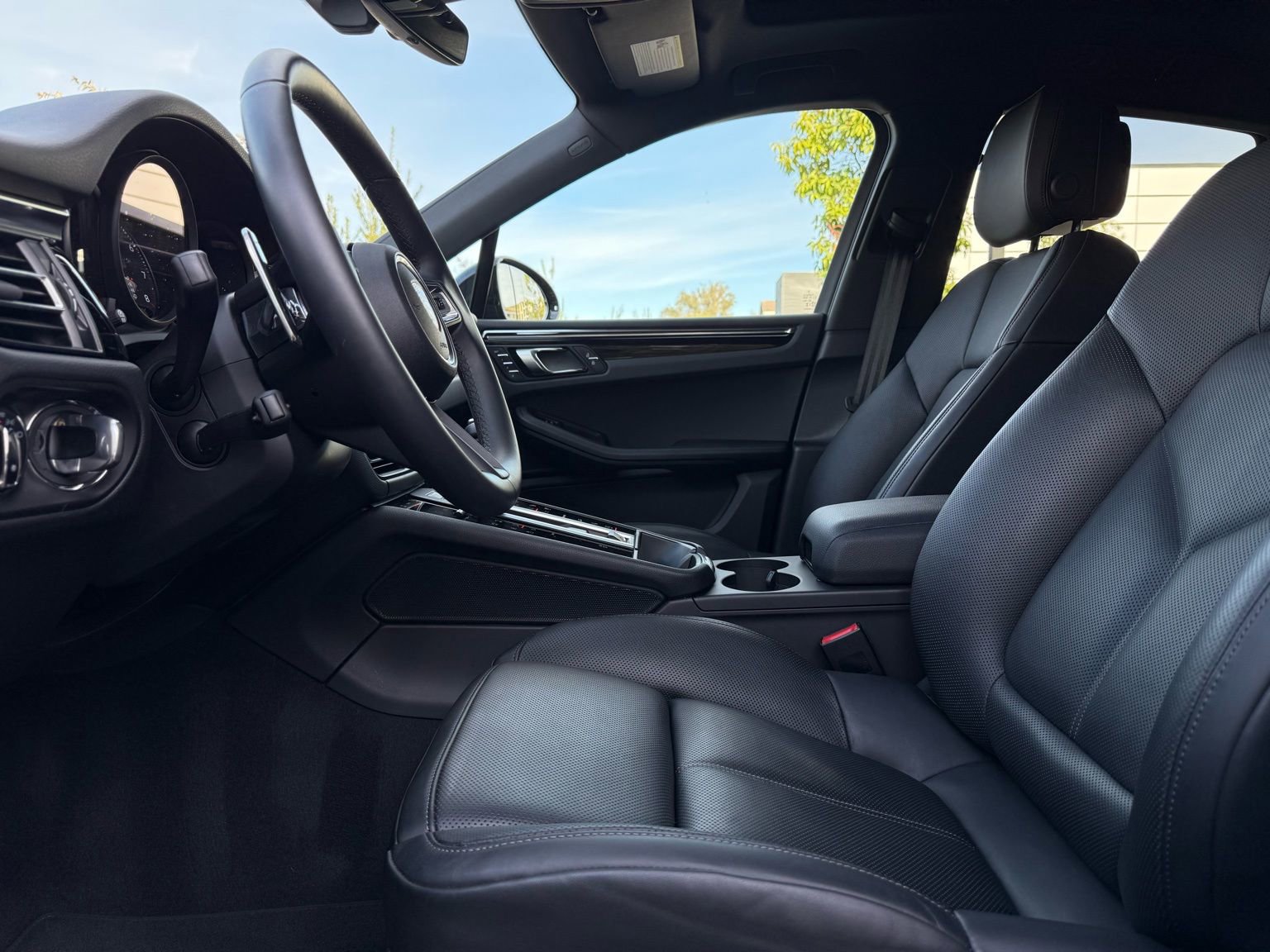 Used 2025 Porsche Macan AWD/4WD image 13