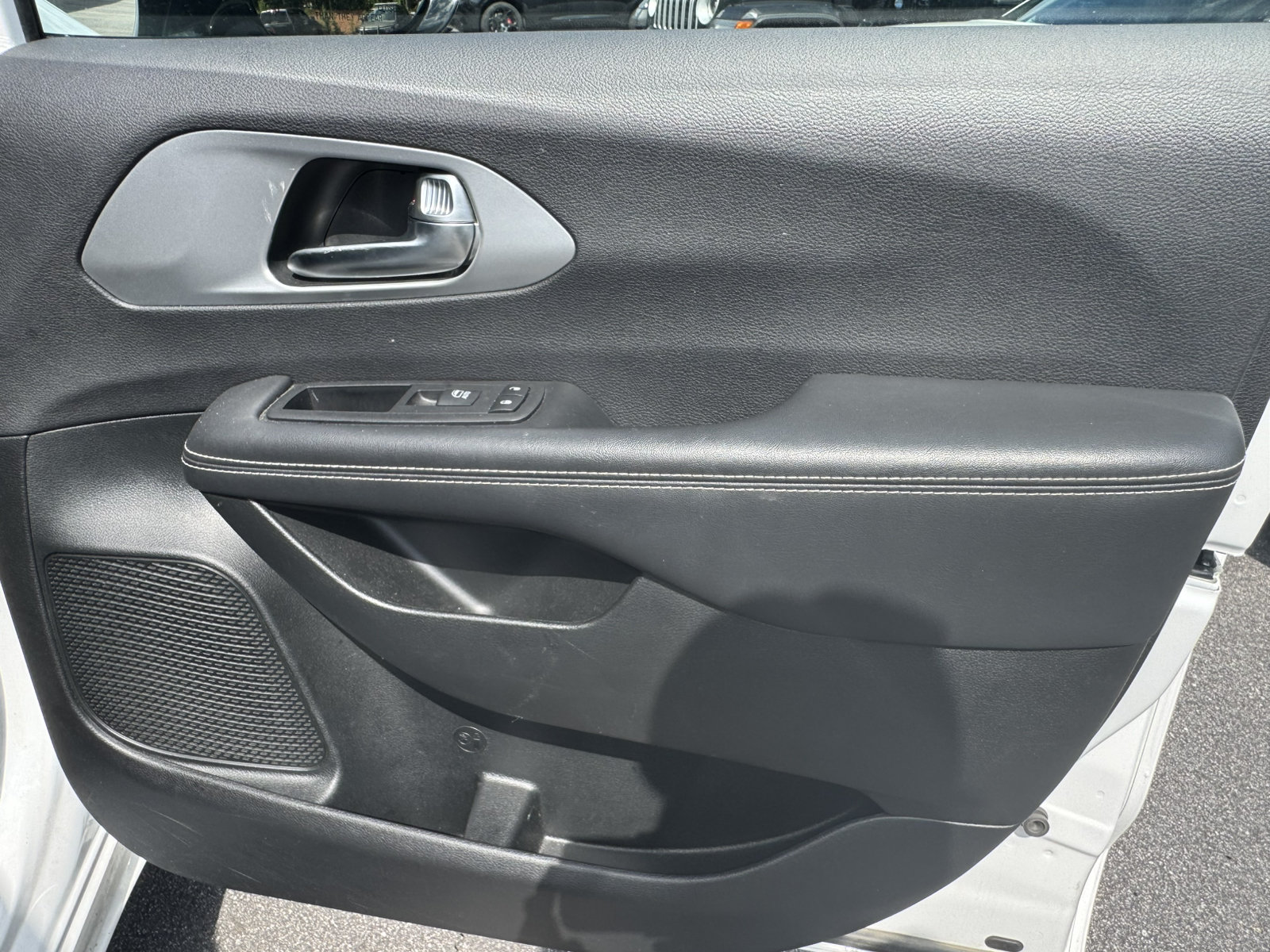 Used 2025 Chrysler Pacifica Limited FWD image 18