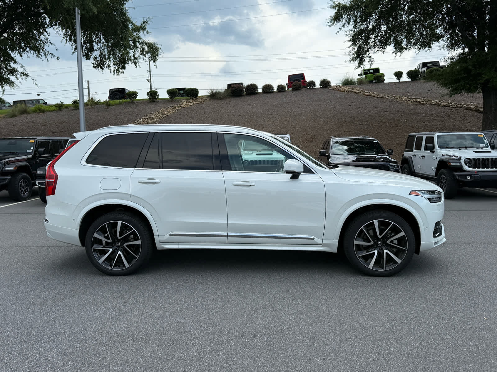 Used 2025 Volvo XC90 B5 Plus w/ Protection Package Premier AWD/4WD image 6