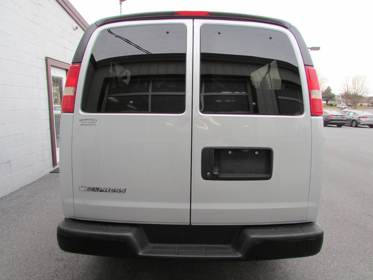 Used 2017 Chevrolet Express 3500 LS image 3