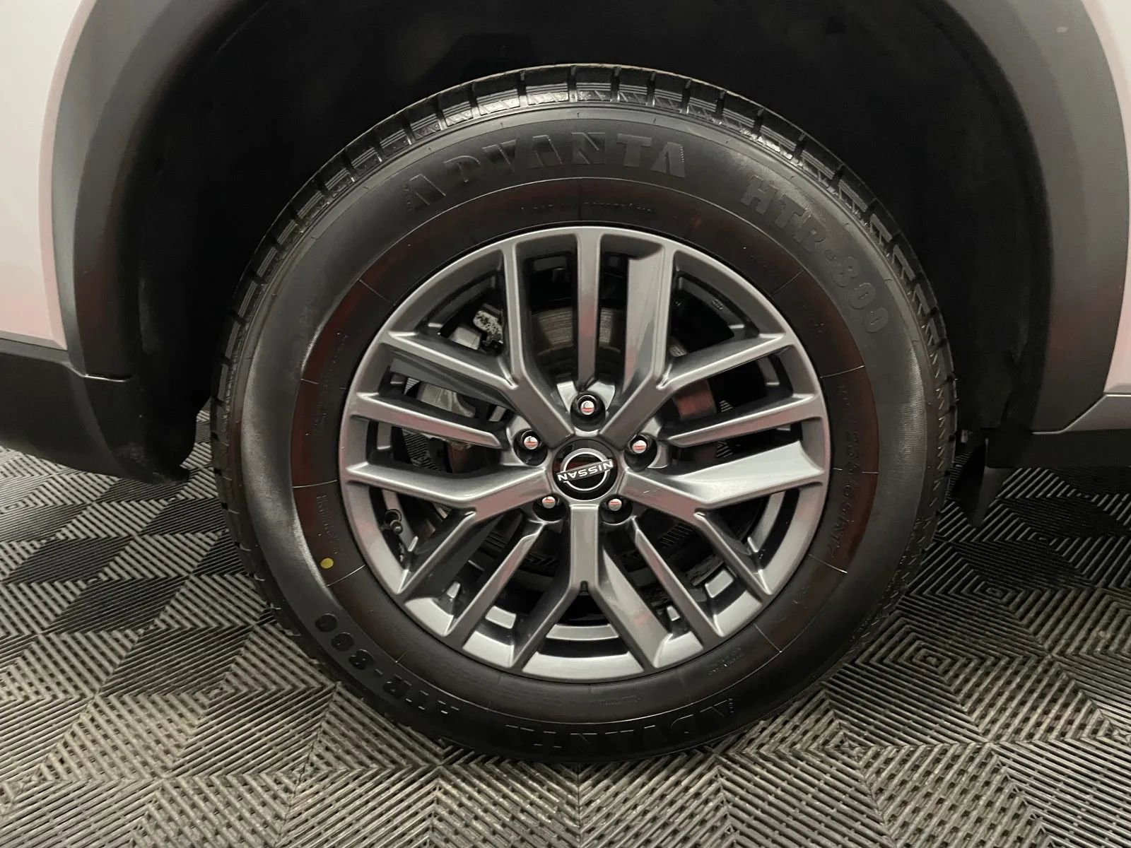 Used 2024 Nissan Rogue S FWD image 15