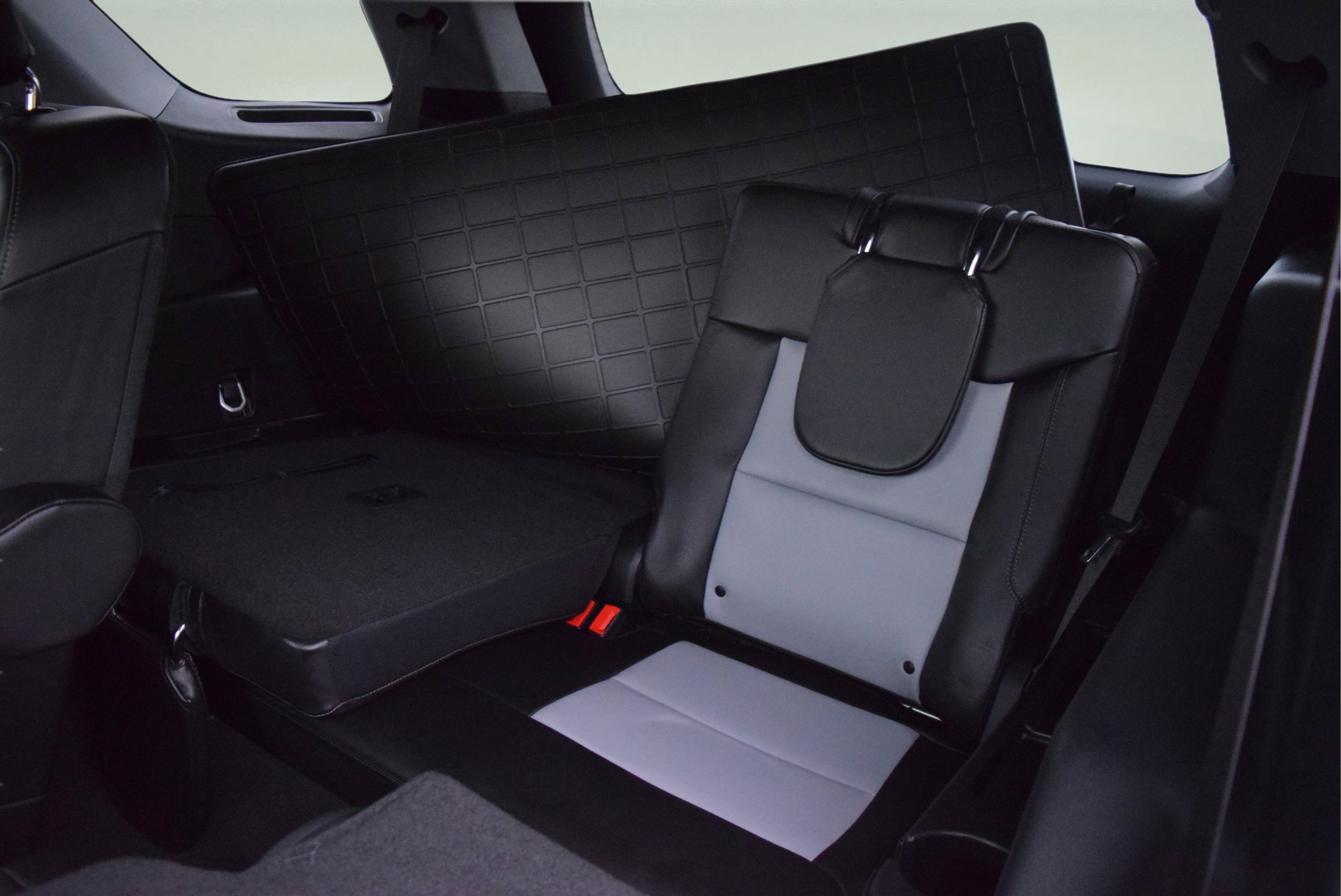 Used 2023 Ford Explorer XLT w/ Equipment Group 202A image 9