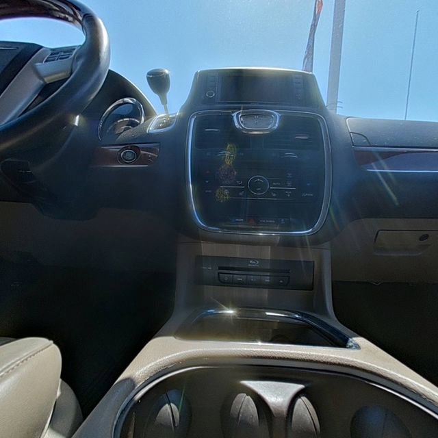 Used 2015 Chrysler Town & Country Limited Platinum image 27