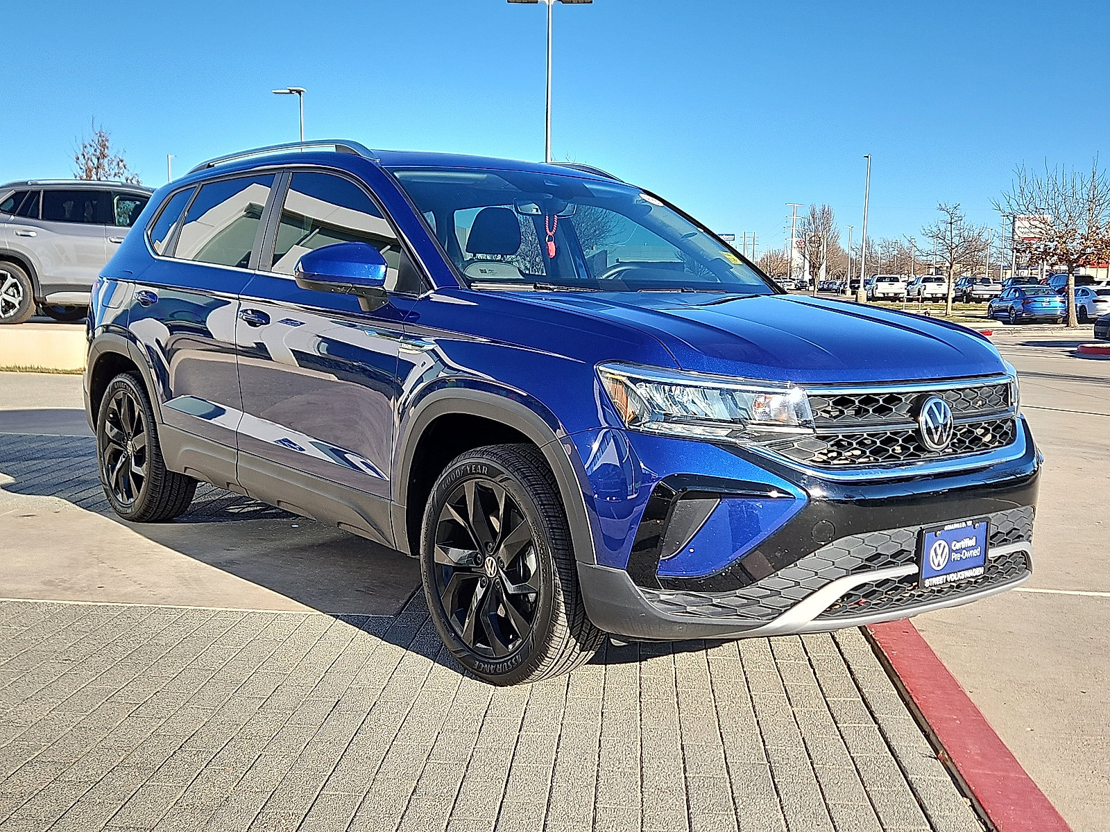 Certified 2023 Volkswagen Taos SE w/ Panoramic Sunroof Package image 4