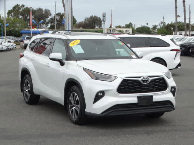 Used 2022 Toyota Highlander XLE FWD image 2