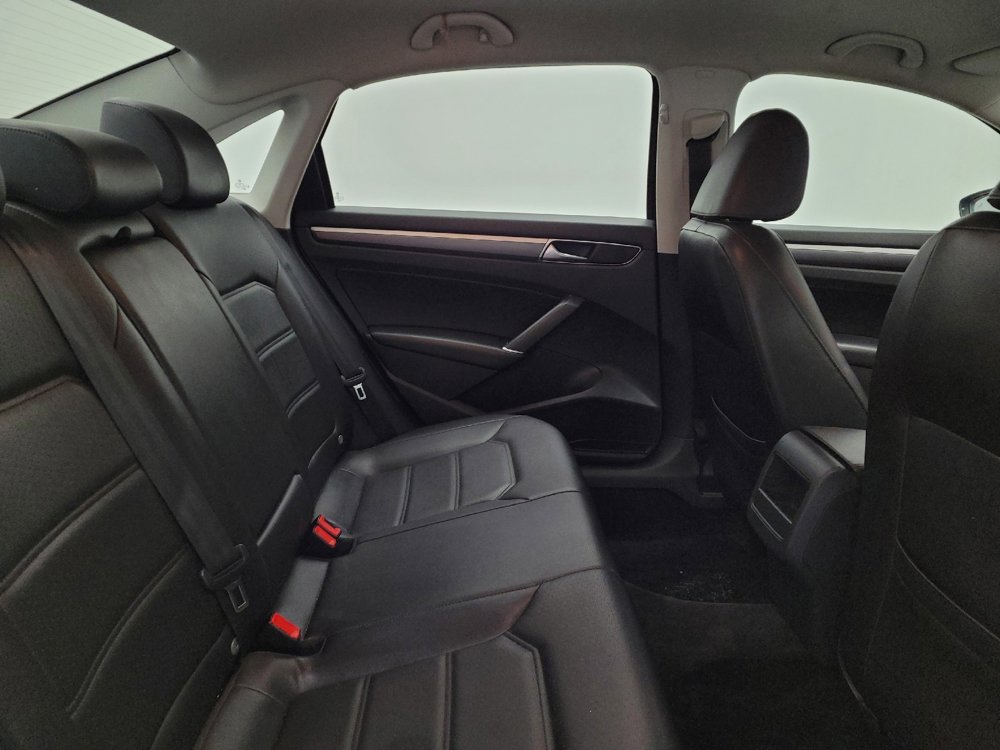 Used 2018 Volkswagen Passat 2.0T R-Line w/ R-Line Lighting Package image 19