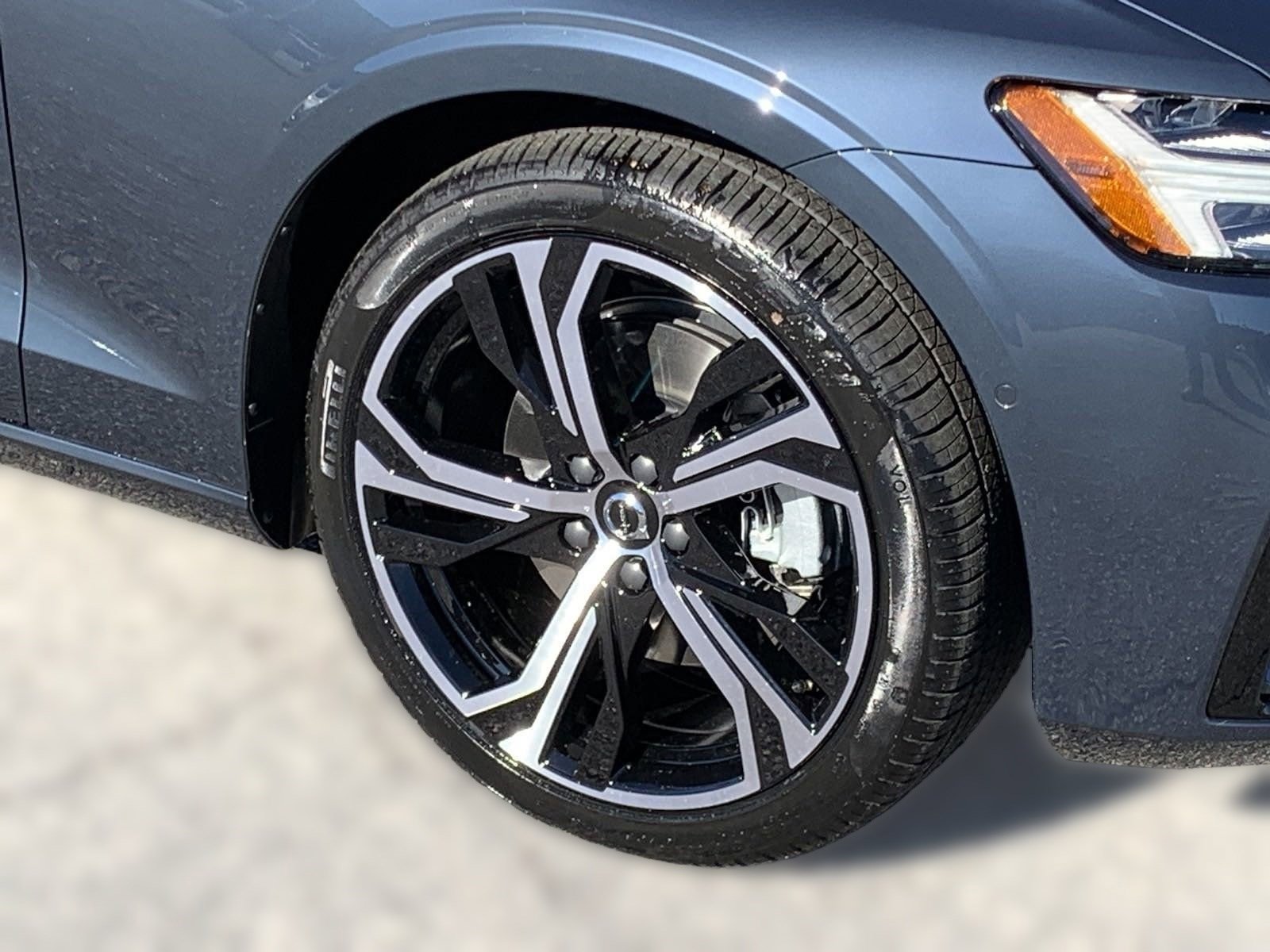 New 2024 Volvo S60 B5 Plus w/ Climate Package AWD/4WD image 9