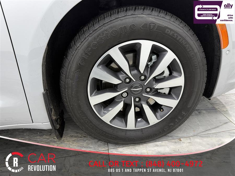 Used 2023 Chrysler Pacifica Touring-L FWD image 11