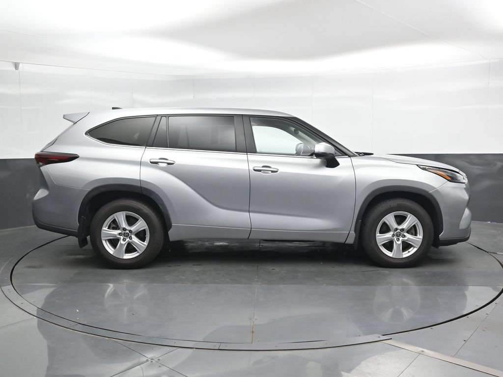 Used 2024 Toyota Highlander LE AWD/4WD image 4