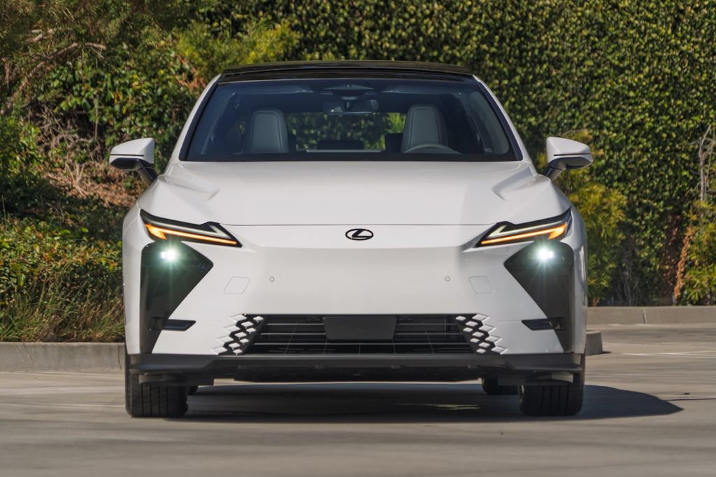 New 2026 Lexus ES 500e AWD/4WD image 3