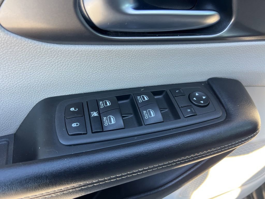 Used 2022 Chrysler Pacifica Touring-L w/ Uconnect Theater Family Group image 22