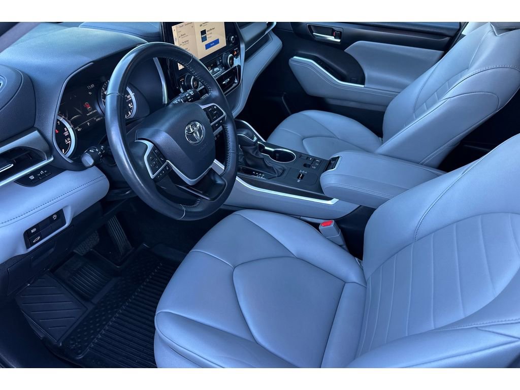 Used 2023 Toyota Highlander XLE image 12