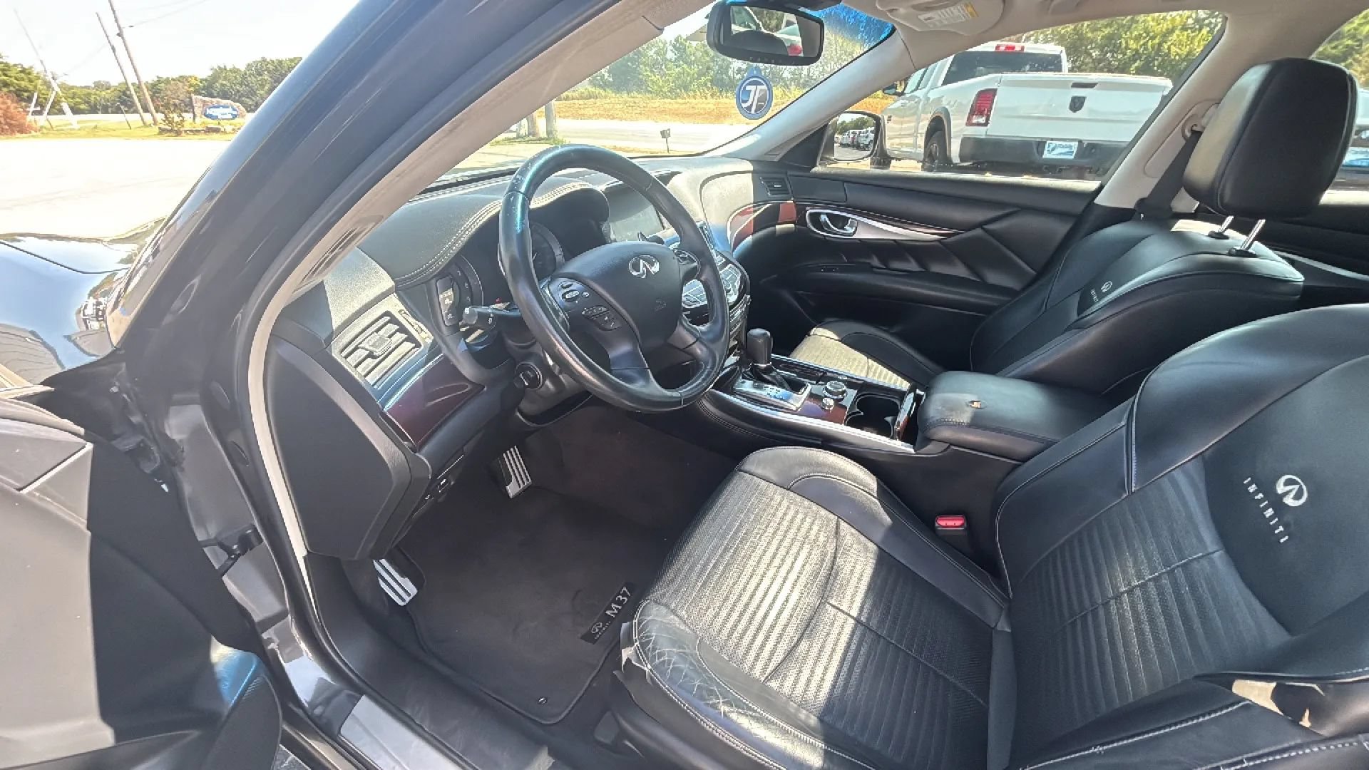 Used 2012 INFINITI M37 w/ Sport Pkg RWD image 16