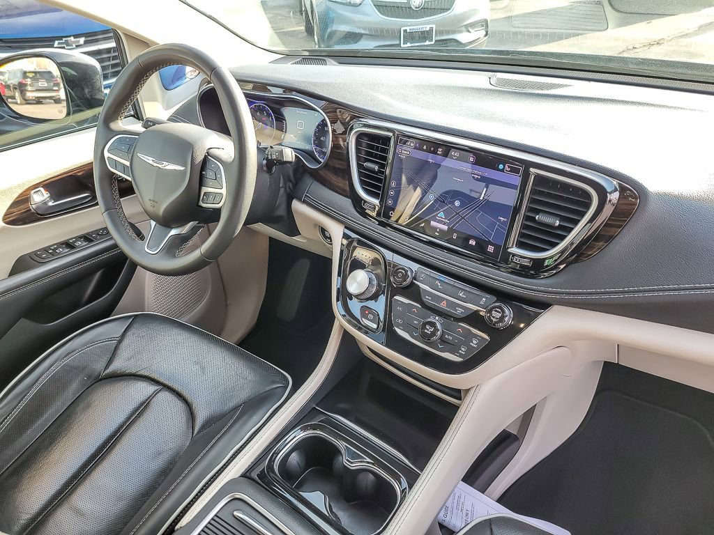 Used 2023 Chrysler Pacifica Limited image 22