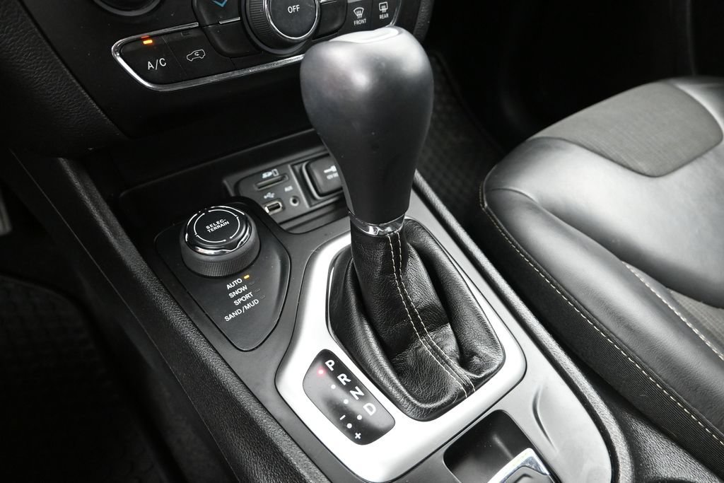 Used 2018 Jeep Cherokee Latitude Plus w/ Cold Weather Group AWD/4WD image 21