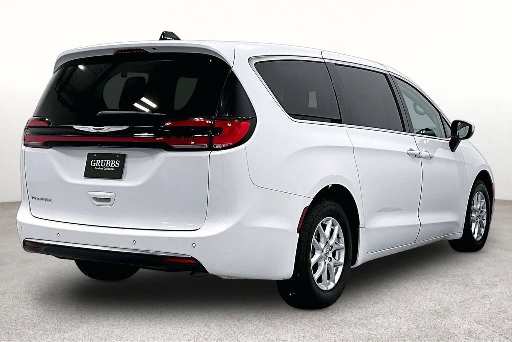 Used 2023 Chrysler Pacifica Touring-L FWD image 2