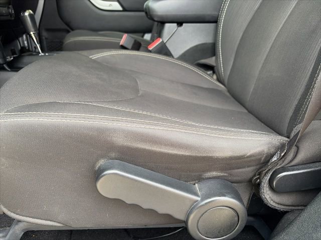 Used 2018 Jeep Wrangler Unlimited Sahara w/ Connectivity Group image 10