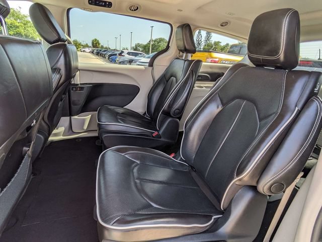 Used 2023 Chrysler Pacifica Limited FWD image 16