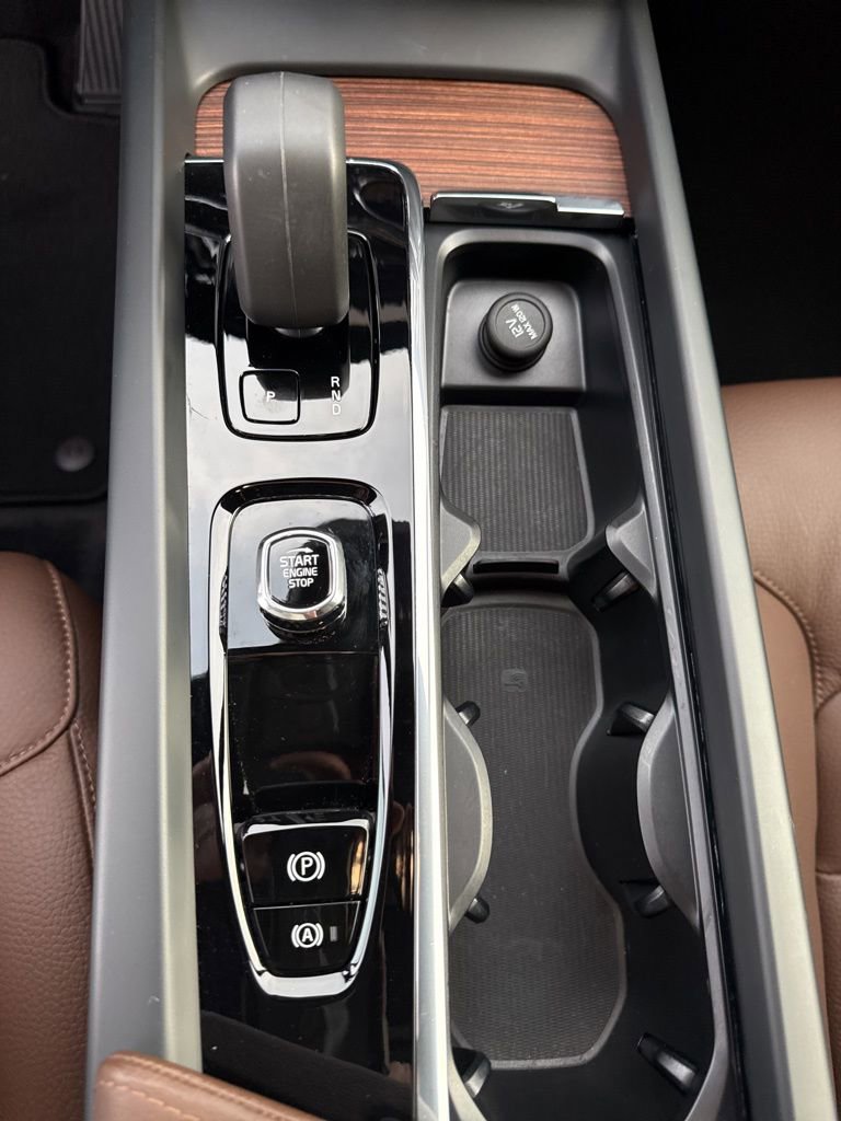 Used 2024 Volvo XC60 T8 Plus w/ Protection Package Premier image 23